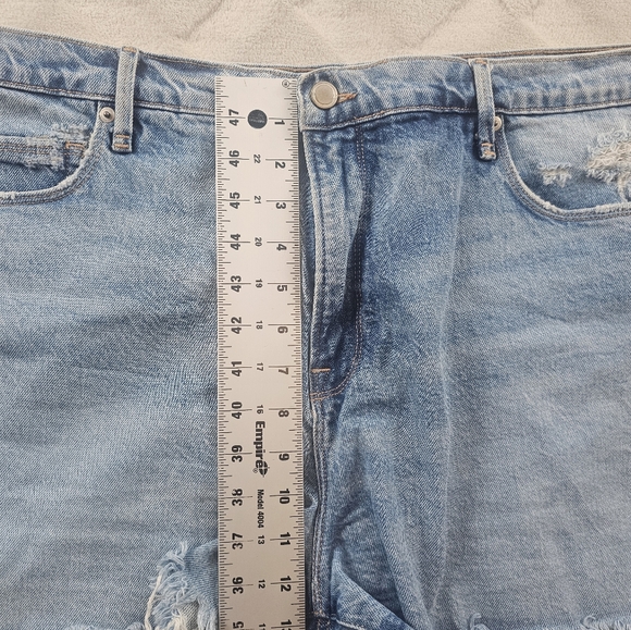 Good American Distressed Denim Shorts Womens 34 in Light Blue - Picture 5 of 9